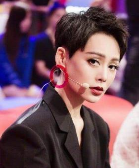 寧靜演員與寶藏小店的邂逅，小巷深處的表演與美食之旅